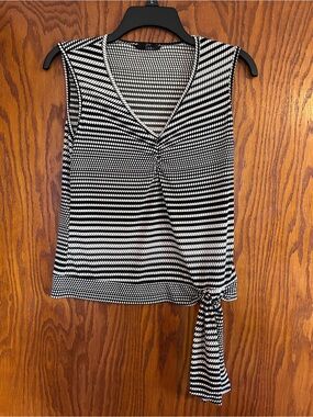 Vintage Y2K Early 2000s Black and White Sleeveless Knot-Accent V-Neck Tank Top